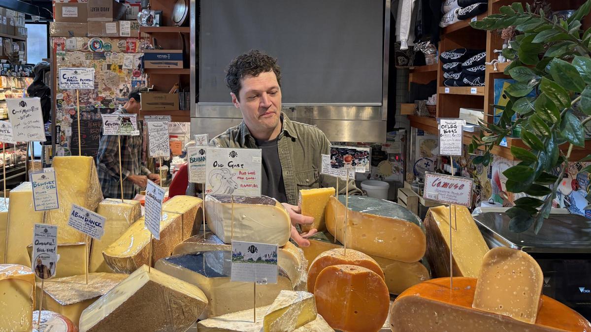 Andrew Clarke, en su tienda de quesos del Essex Market de Nueva York