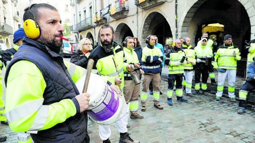 Una de les darreres protestes d’alguns treballadors a la plaça del Vi. | ANIOL RESCLOSA