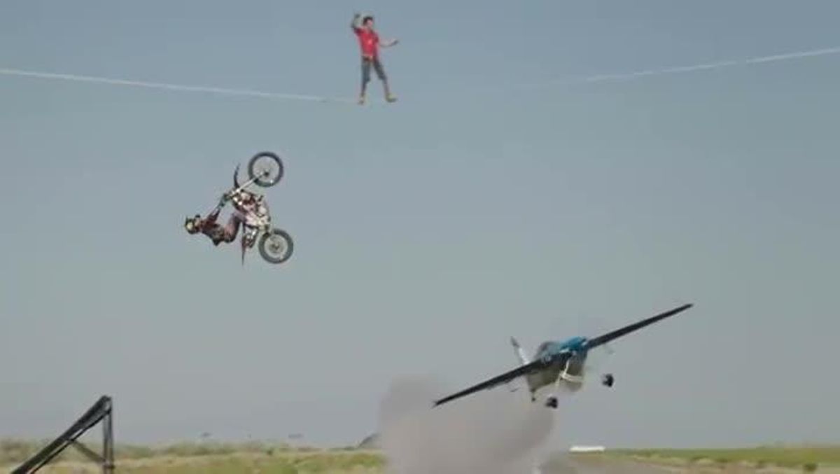 Triple salt d’un avió, una moto i un equilibrista.