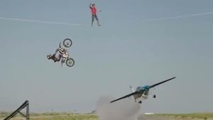 Triple salt d’un avió, una moto i un equilibrista.