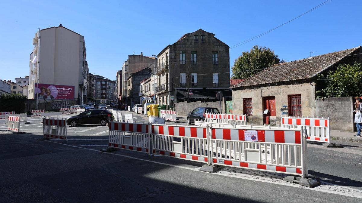 La rúa San Roque, señalizada para las obras de humanización.
