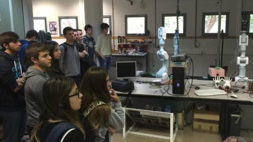 Estudiantes del grado de Robótica de la Universidad de Alicante en el laboratorio.