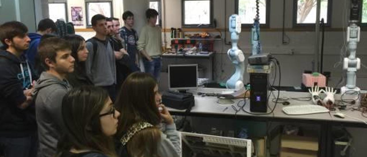 Estudiantes del grado de Robótica de la Universidad de Alicante en el laboratorio.