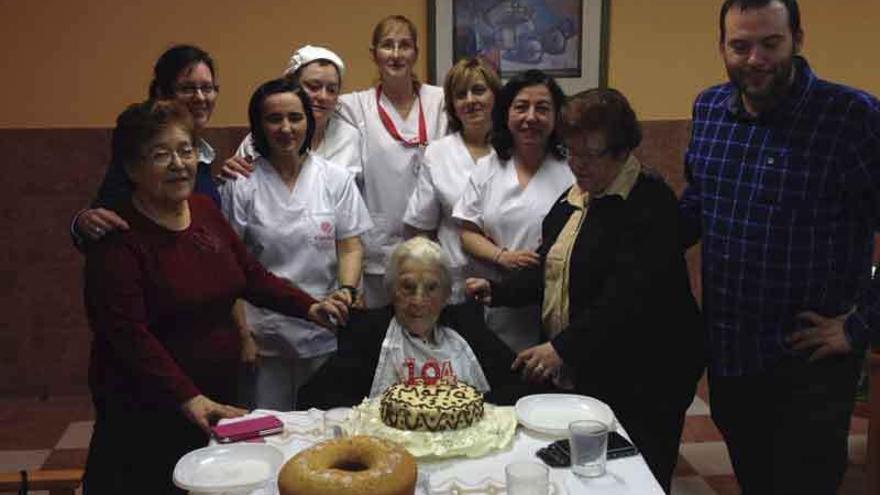 María Olivera cumple 104 años en la residencia de Carbajales