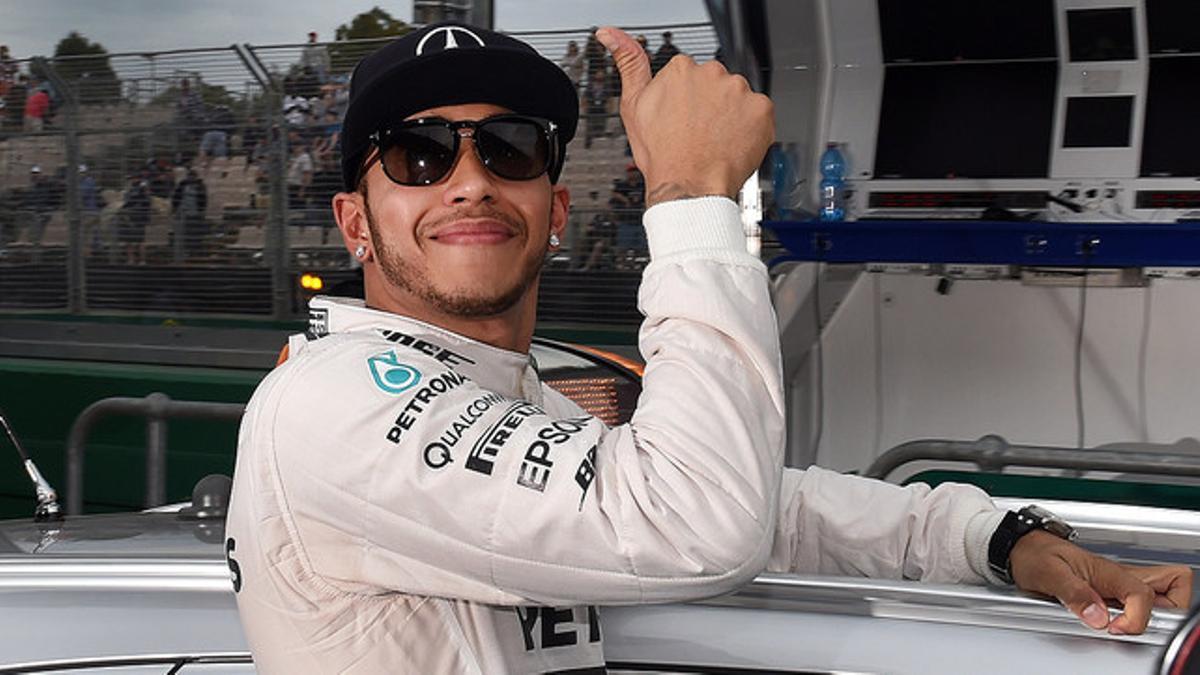 Lewis Hamilton celebra la 'pole position' conseguida en el GP de Australia, en Melbourne