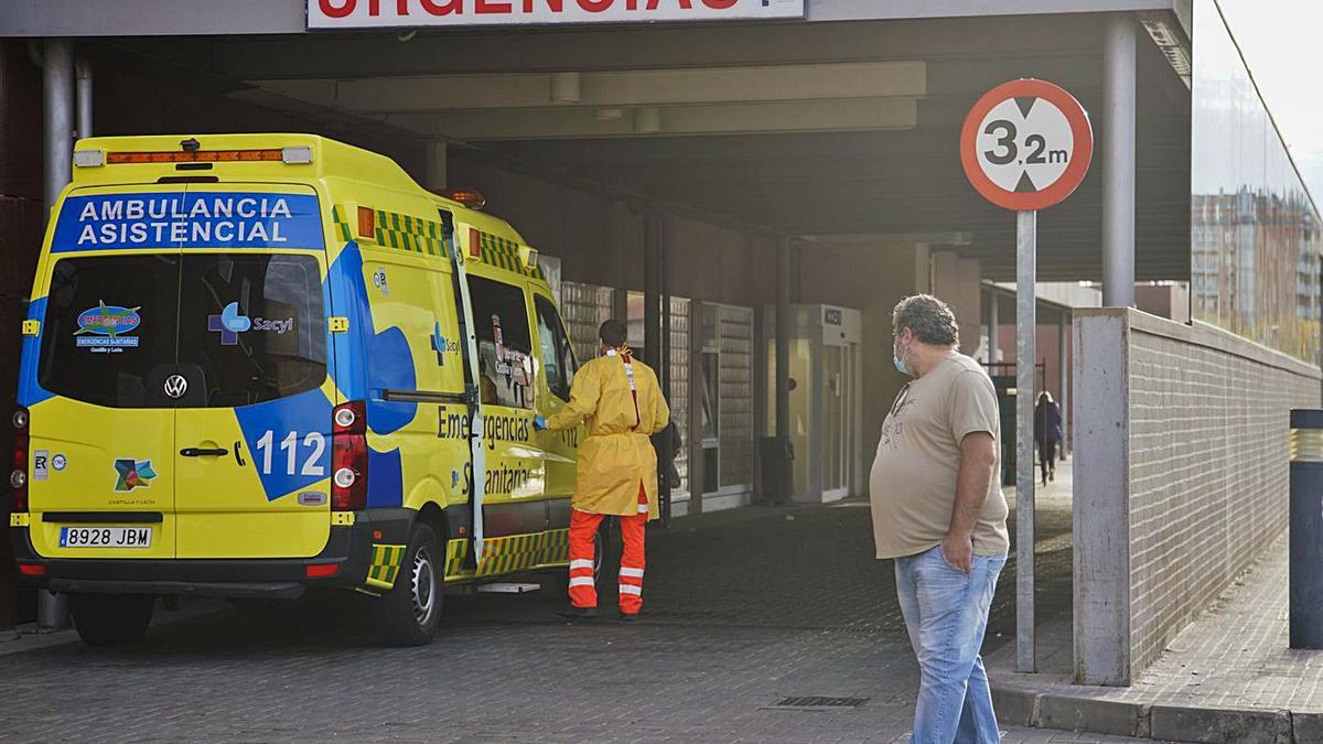 Una ambulancia a las puertas de Urgencias en el Virgen de la Concha.