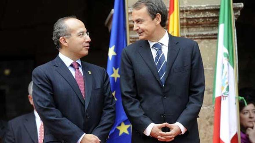 José Luis Rodríguez Zapatero y Felipe Calderón charlan durante el acto de entrega de banderas históricas de España y México