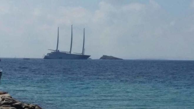 El velero más grande del mundo, el 'A', fondea en Ibiza