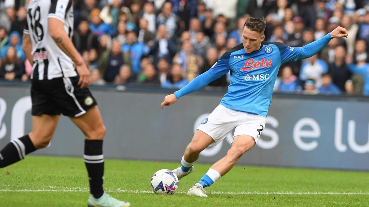 Piotr Zielinski, jugador del Nápoles, golpeando a la pelota durante un partido