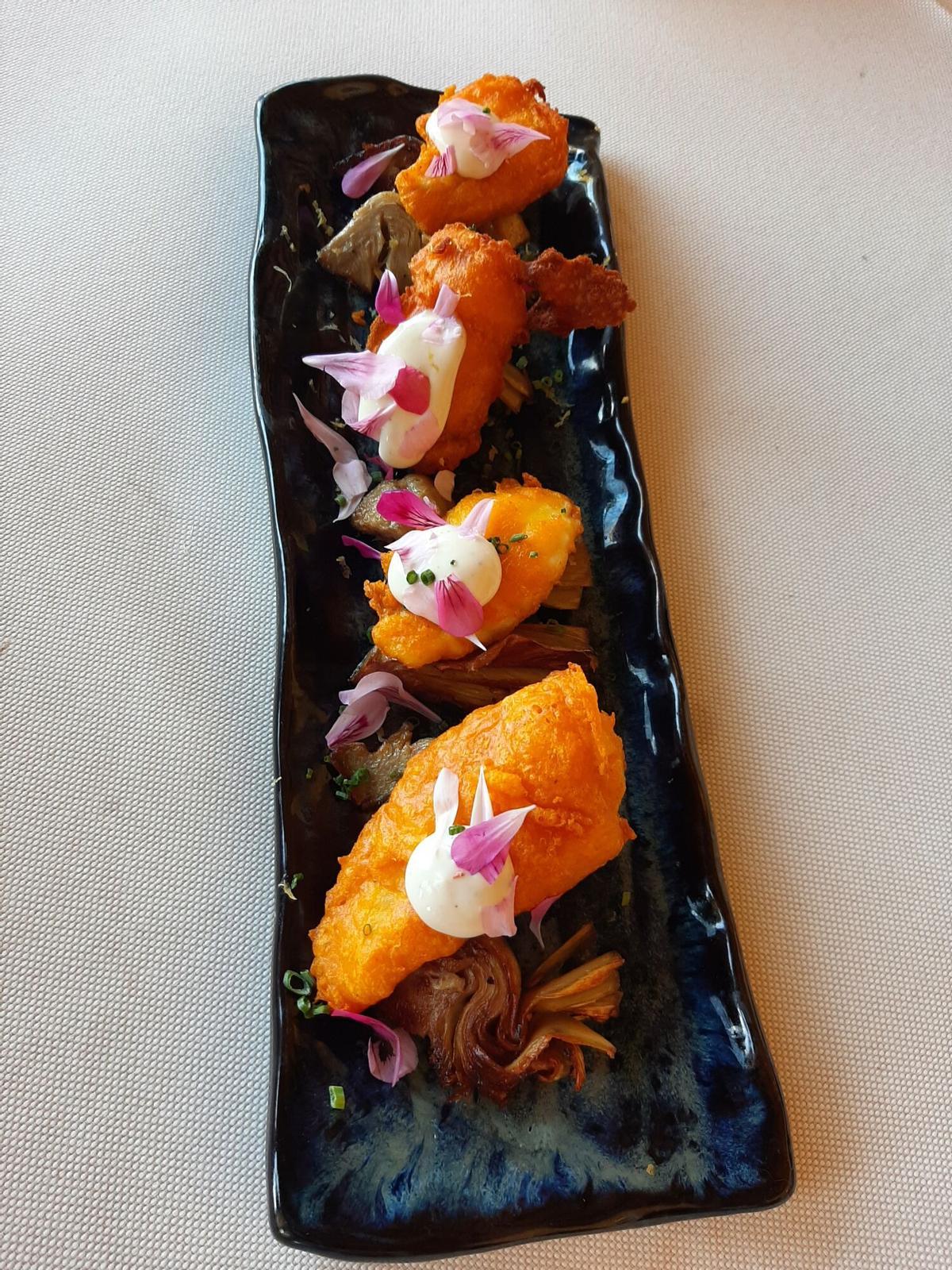 Mero frito en adobo con alcachofas confitadas. Mero frito en adobo con alcachofas confitadas.