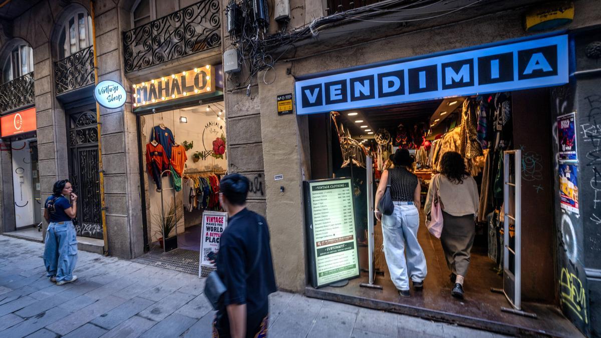 Barcelona 5/10/2025 Barcelona Tema tiendas de ropa de segunda mano en el Raval. Vintage, Mahalo, Vendimia. Carrer Tallers. AUTOR: JORDI OTIX
