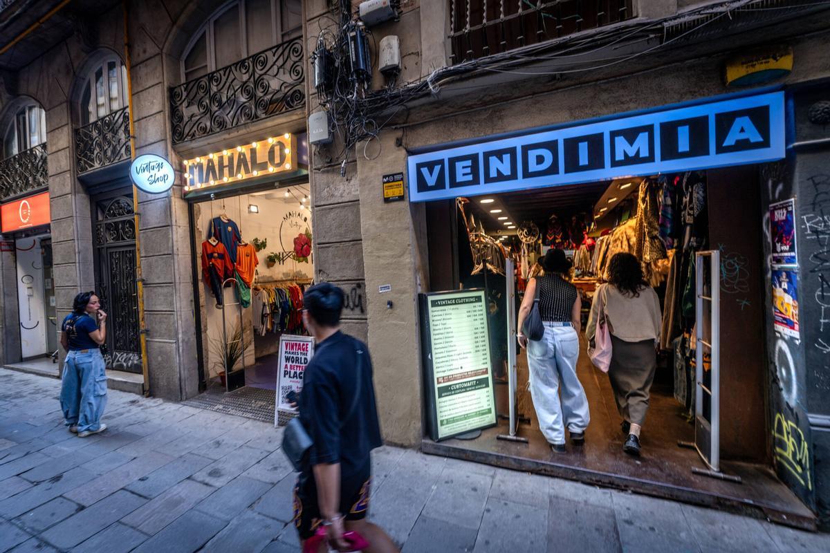 Barcelona 5/10/2025 Barcelona Tema tiendas de ropa de segunda mano en el Raval. Vintage, Mahalo, Vendimia. Carrer Tallers. AUTOR: JORDI OTIX