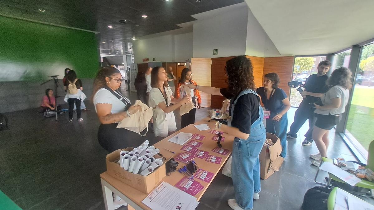Participantes en el encuentro, en el proceso de inscripción.