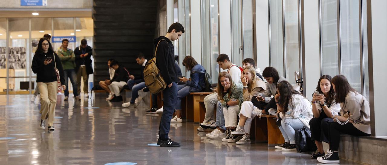 Alumnos de la Facultad de Ciencias Xurídicas e do Traballo, en el primer día de este curso