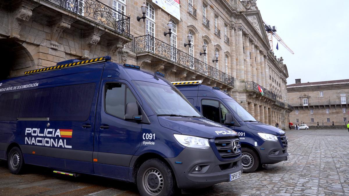 Unidades móviles instaladas en la Praza do Obradoiro donde se realiza la expedición de DNI y pasaportes
