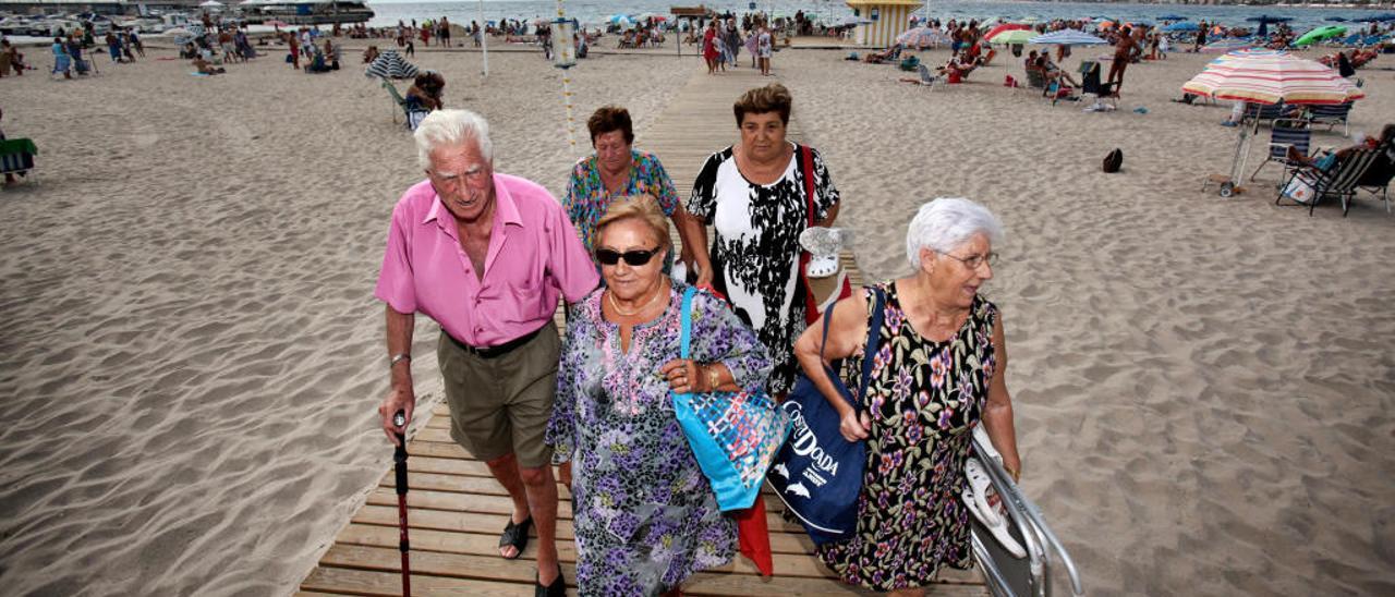 Turistas del Imserso en la playa de Benidorm.