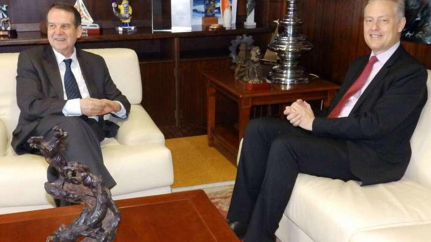 Abel Caballero y John Manley, durante la reunión que mantuvieron ayer en el Concello. // FdV