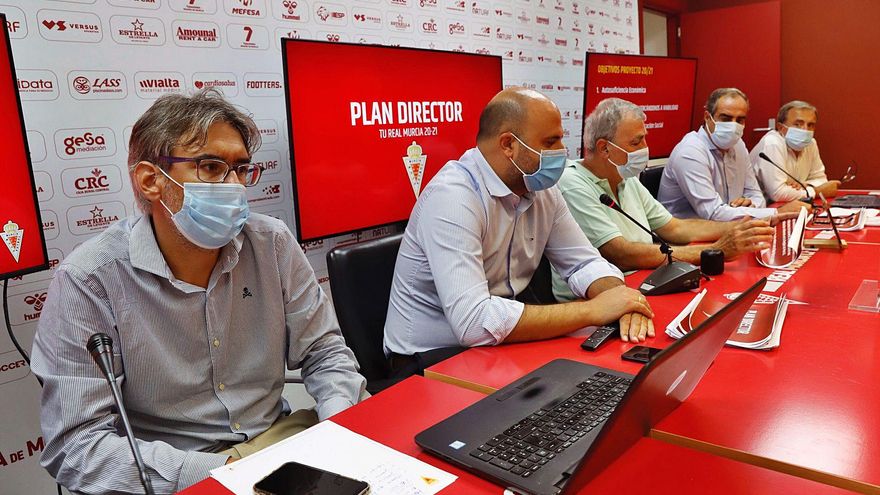 Acorralados y atrincherados en el Real Murcia