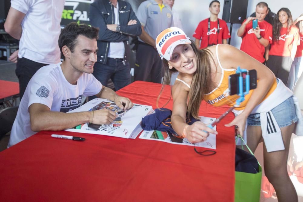 Decenas de aficionados de las motos pudieron conocer al piloto del equipo Repsol Honda en las instalaciones de Sport Pasión.