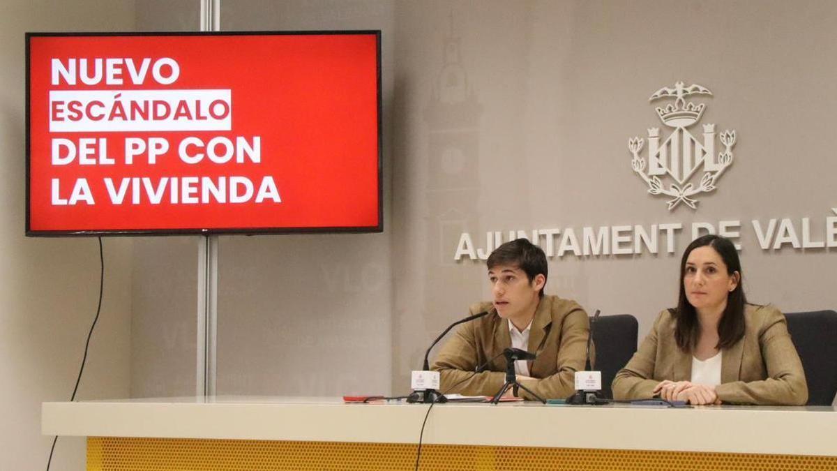 Sanjuán y Valía, durante la comparecencia en la que han mostrado sus dudas sobre las viviendas