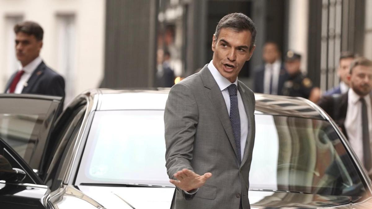 El presidente del Gobierno, Pedro Sánchez, accede al Congreso de los Diputados antes del debate y la votación sobre los decretos de vivienda.