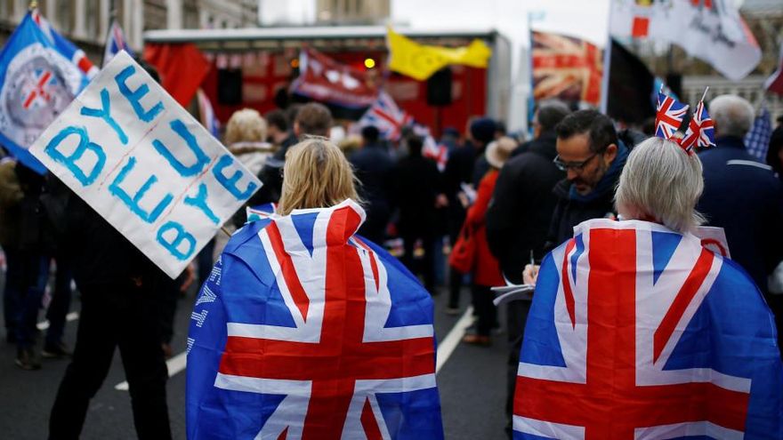 Uns manifestants amb pancartes d&#039;«Adéu, Unió Europea» a Londres |