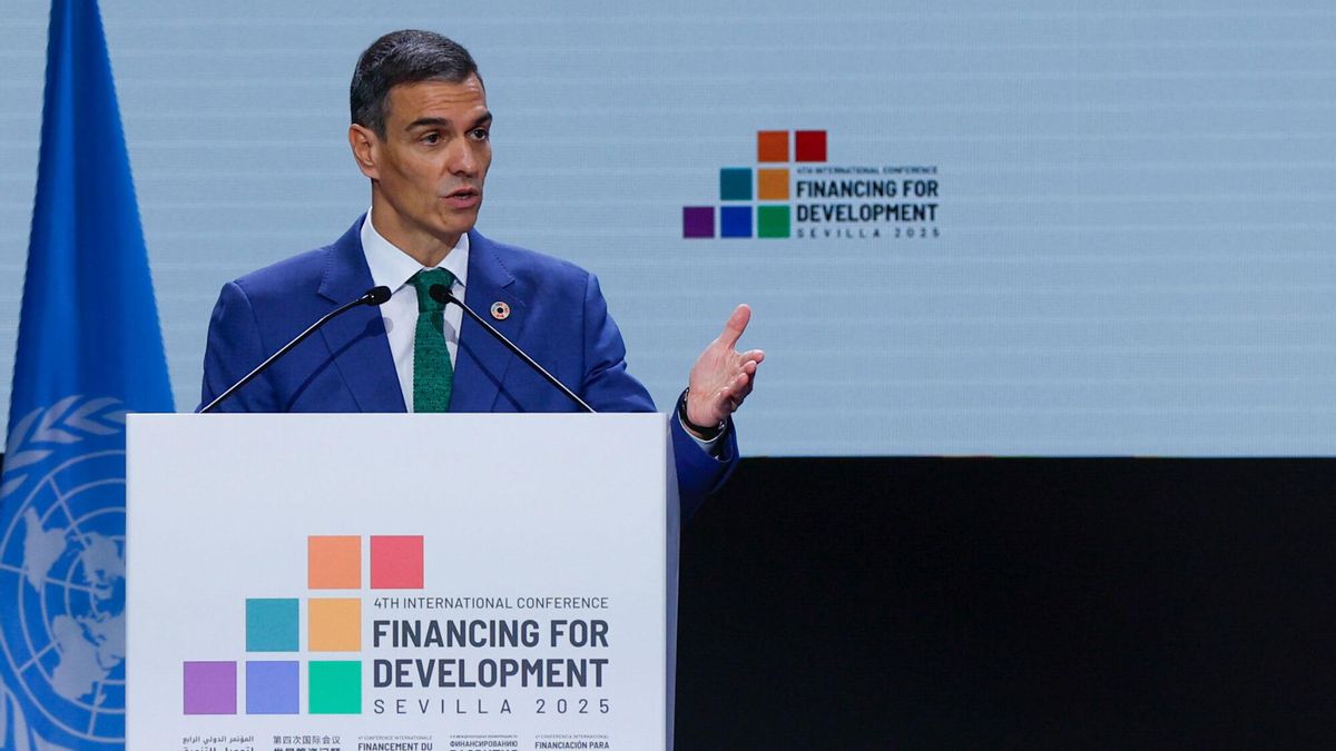El presidente del gobierno de España, Pedro Sánchez, interviene durante la clausura de la IV Conferencia de la ONU sobre Financiación al Desarrollo este jueves en Sevilla.