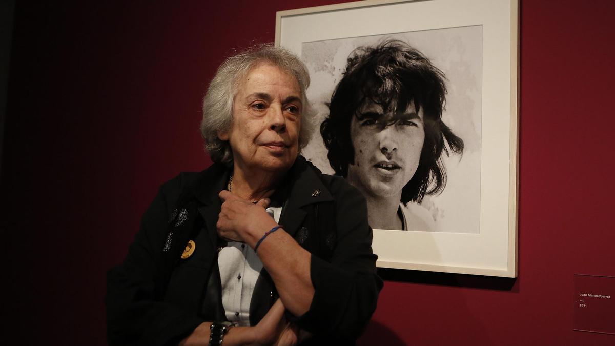 La fotoperiodista Isabel Steva, más conocida como Colita, con uno de sus retratos de Serrat.