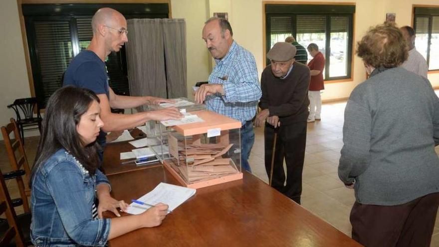 Un momento de las votaciones en una de las mesas electorales de la comarca. // Noé Parga