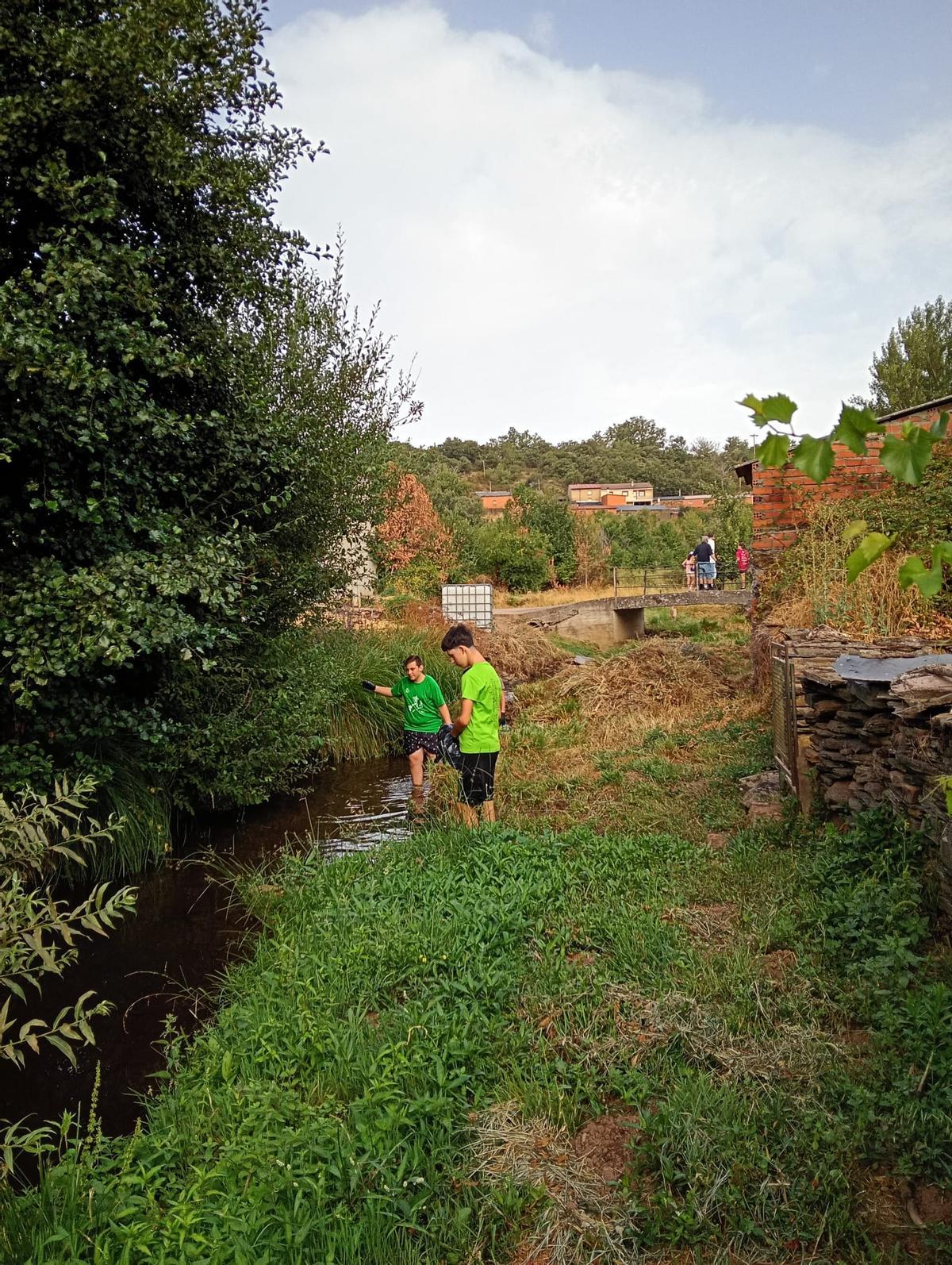 Vecinos de Riofrío se remangan para limpiar las aguas de su río