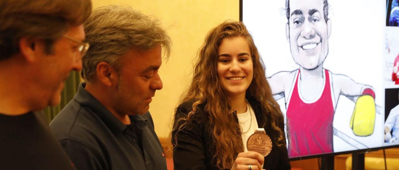 Laura Fuertes, mostrando su medalla ayer, durante la recepción en el Ayuntamiento. | Marcos León