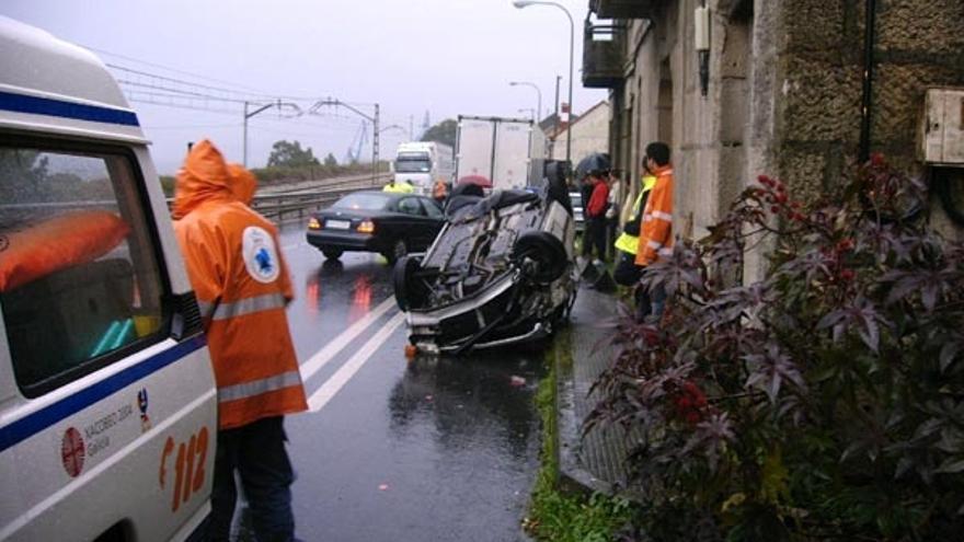 Miembros del Grumir de Redondela atienden un accidente en la carretera N-552, en Rande.