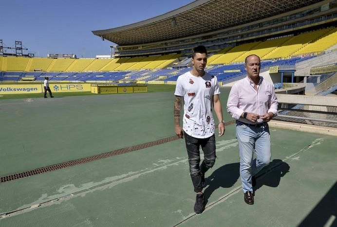 LAS PALMAS DE GRAN CANARIA A 19/06/2017. Presentación de Ximo Navarro jugador defensa, nuevo fichaje de la UD Las Palmas  para la temporada 2017/18 FOTO: J.PÉREZ CURBELO