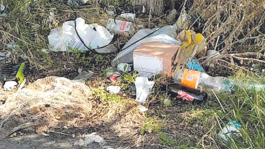 Muestra de la basura acumulada en este aparcamiento