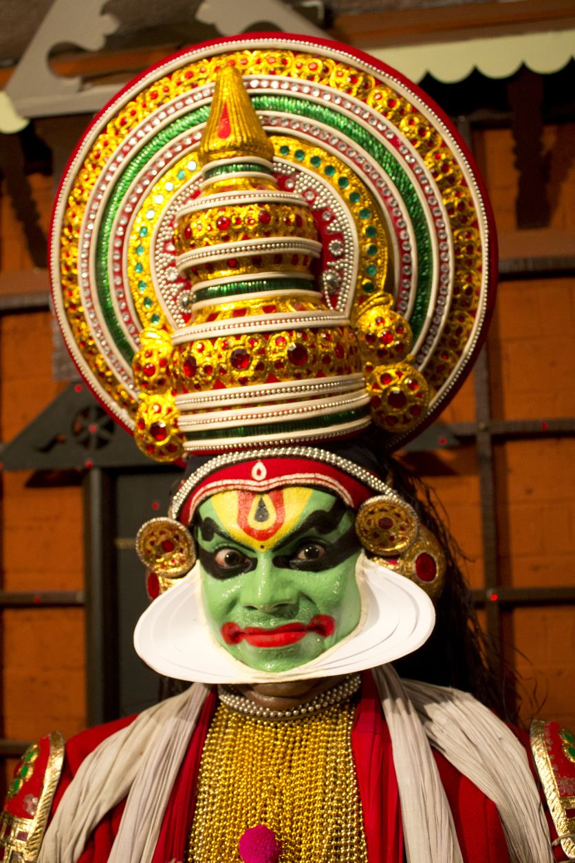 Los complementos multicolores tampocon faltan en las danzas de Kathakali.