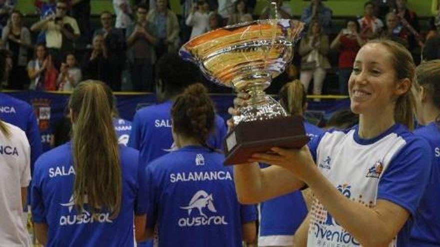 Marta Fernández, con la copa de subcampeonas de Copa que logró con Avenida en el Angel Nieto