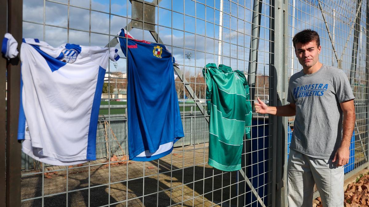 Roc Carles posa en Mataró con las camisetas de Juventus, Sant Gabriel y Europa