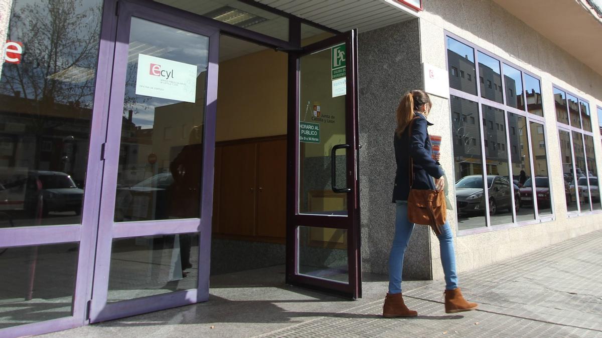 Una joven sale de las oficinas de empleo de Zamora