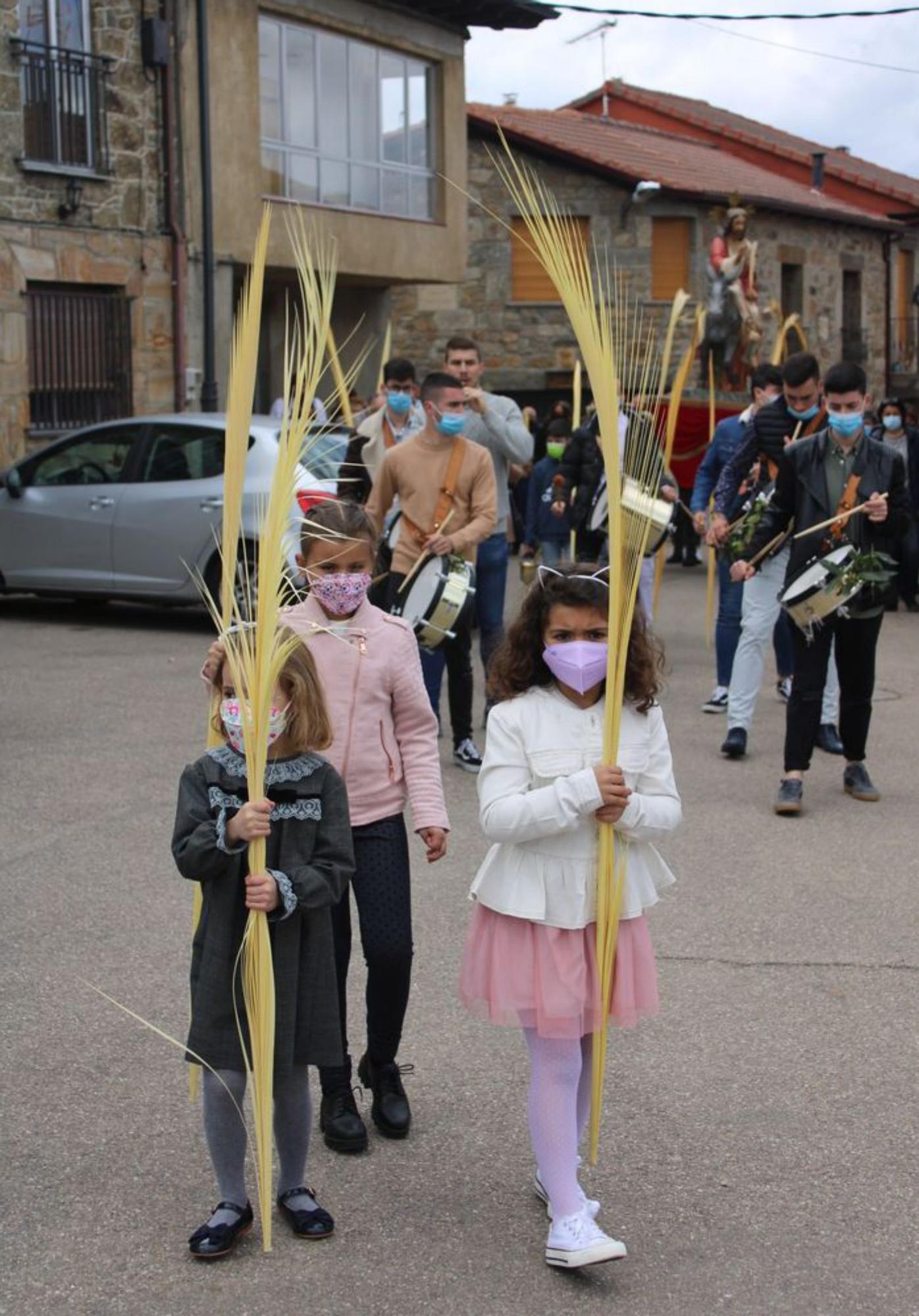 Niñas y niños portando las palmas