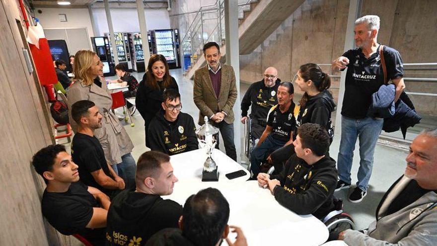 El Santa Cruz Adein Tenerife recibe el reconocimiento institucional tras su éxito en la Copa BSR y su debut europeo