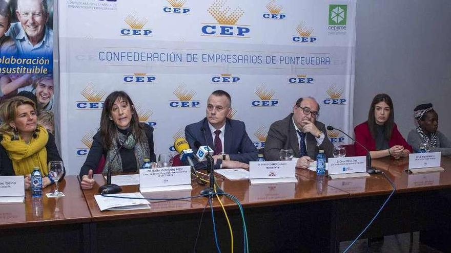 Carla Bartolomé, Belén Rodríguez, coordinadora del proyecto; Jorge Cebreiros, presidente de la CEP; César Pérez, jefe territorial de la Consellería; Calima Fernández y la estudiante Jessica Namatta. // C. Graña