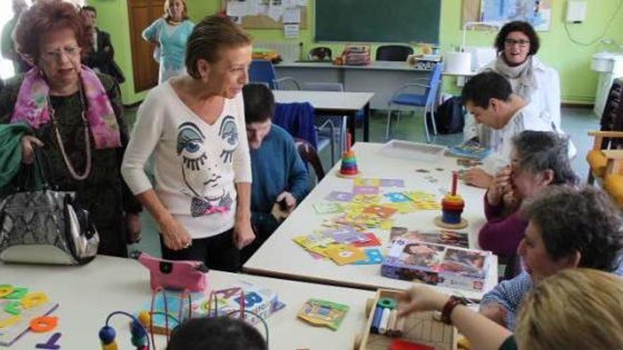 Antuña, en el centro, durante su visita a los usuarios de Adepas.