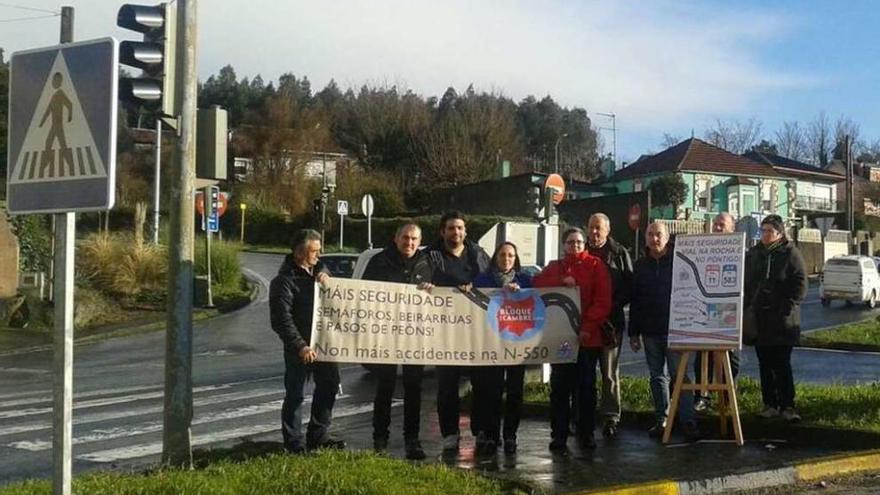 Miembros del BNG en una protesta hace meses en la que reclamaban más seguridad en el cruce de A Rocha.