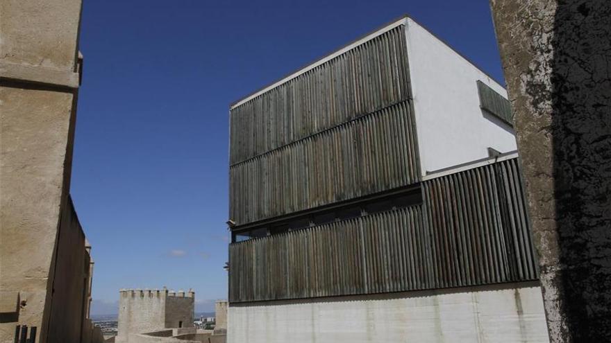 Técnicos y operarios inician los trabajos para derribar el cubo en Biblioteconomía de Badajoz