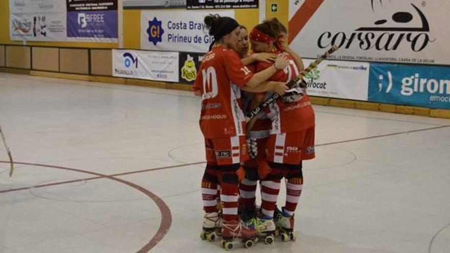 Les jugadores del Girona es consolen en una pinya després de caure derrotades en el darrer partit de Lliga.