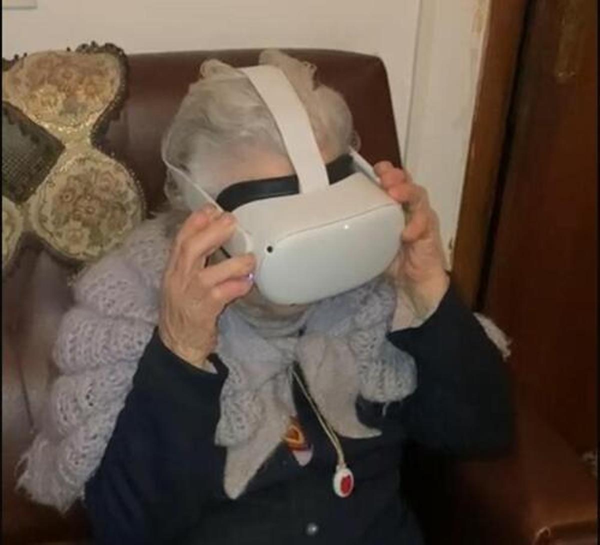 Una usuària del programa amb les ulleres de realitat virtual