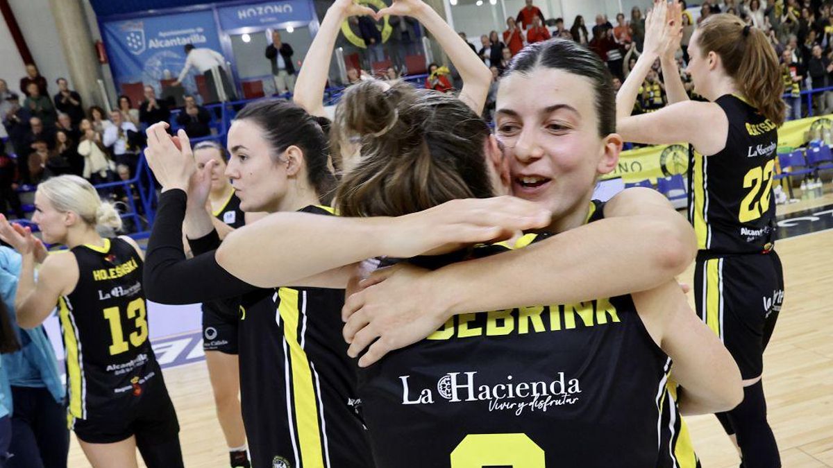 Jugadores del Jairis celebran la victoria ante el Zaragoza.