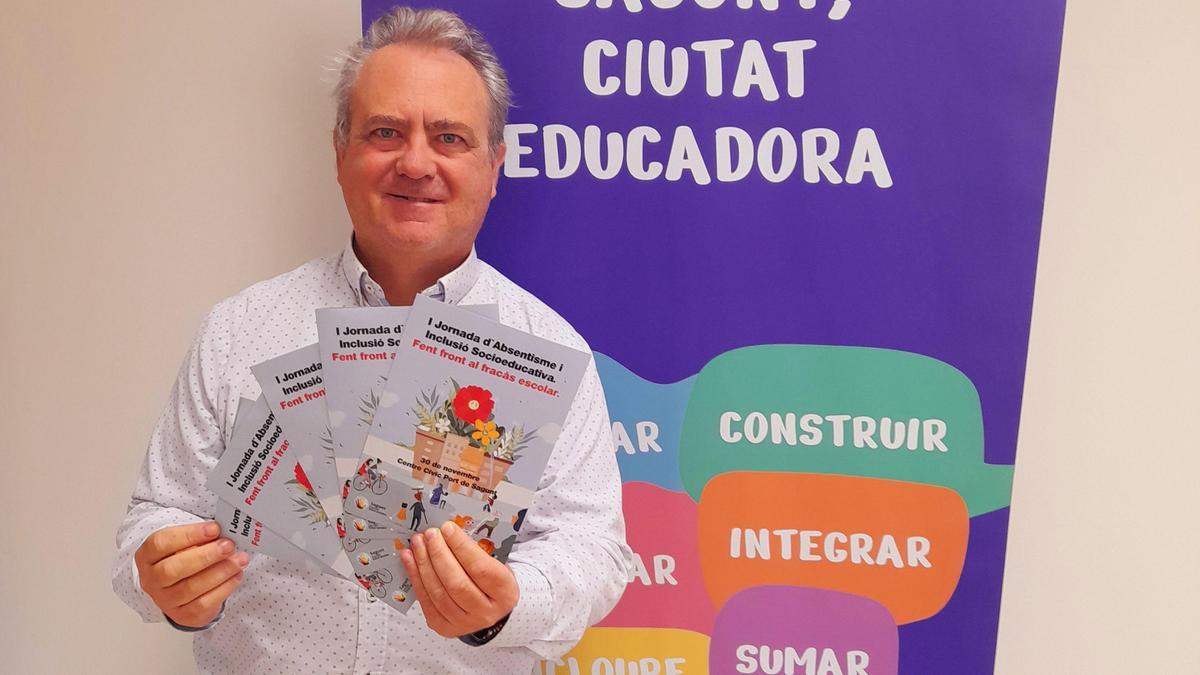 El edil de Educación presentando la jornada