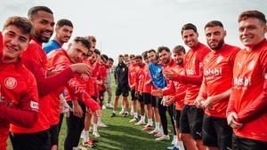 Los futbolistas del Girona hacen el popular túnel de los entrenamientos