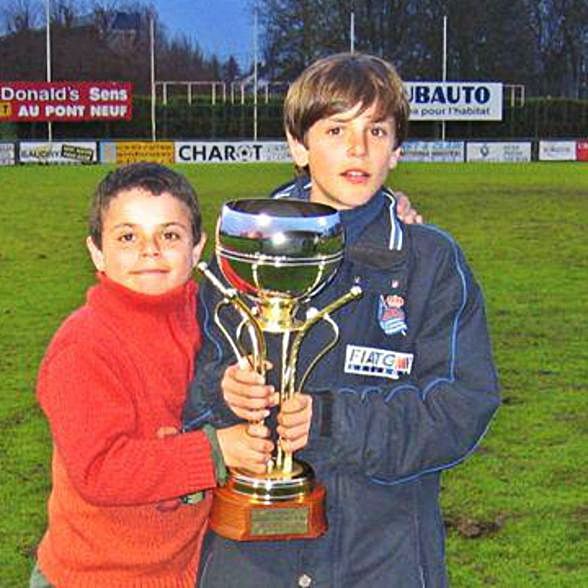 Los dos hermanos levantando una Copa ganada por Marco en la Real